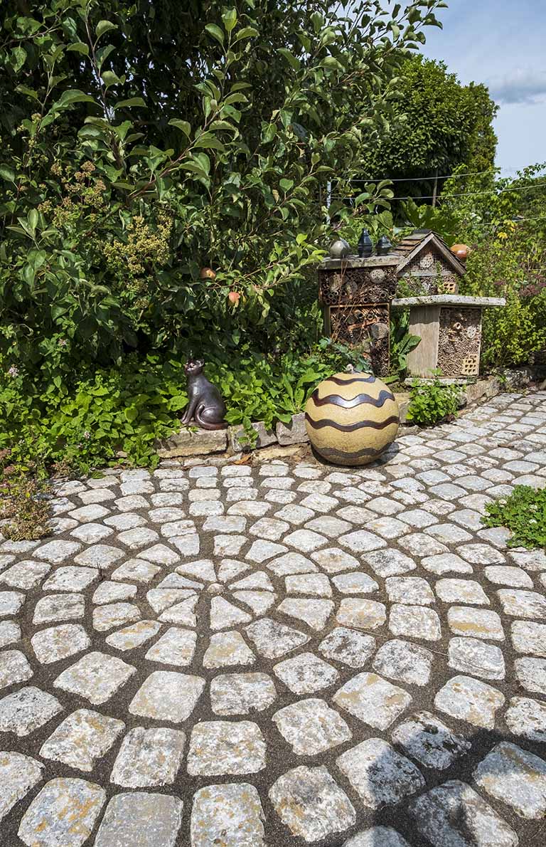Gereinigter Steinplattenboden im Garten