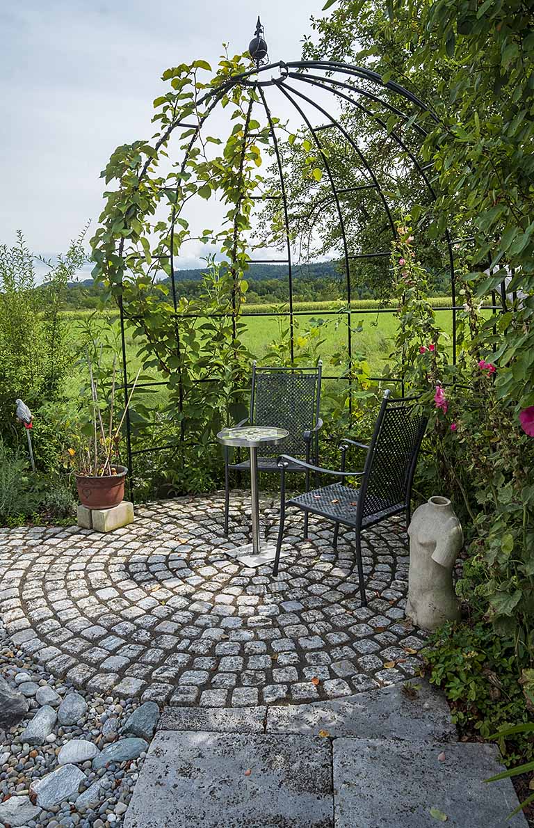 Sauber gereinigter Natursteinplatz in einem Garten